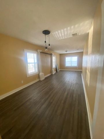 214 S Hackberry Ave, Luling, TX 78648