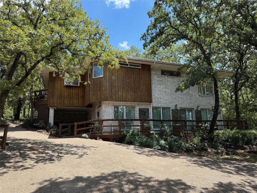 104 Pawnee Trail, Gainesville, TX 76240