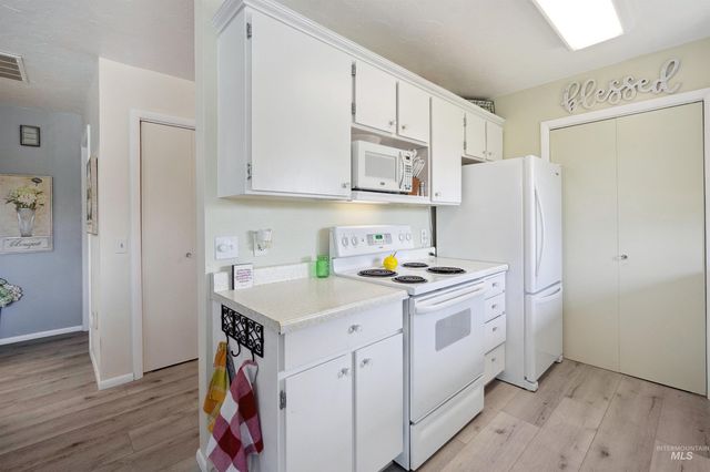 604 Locke Ave, Gooding, ID 83330