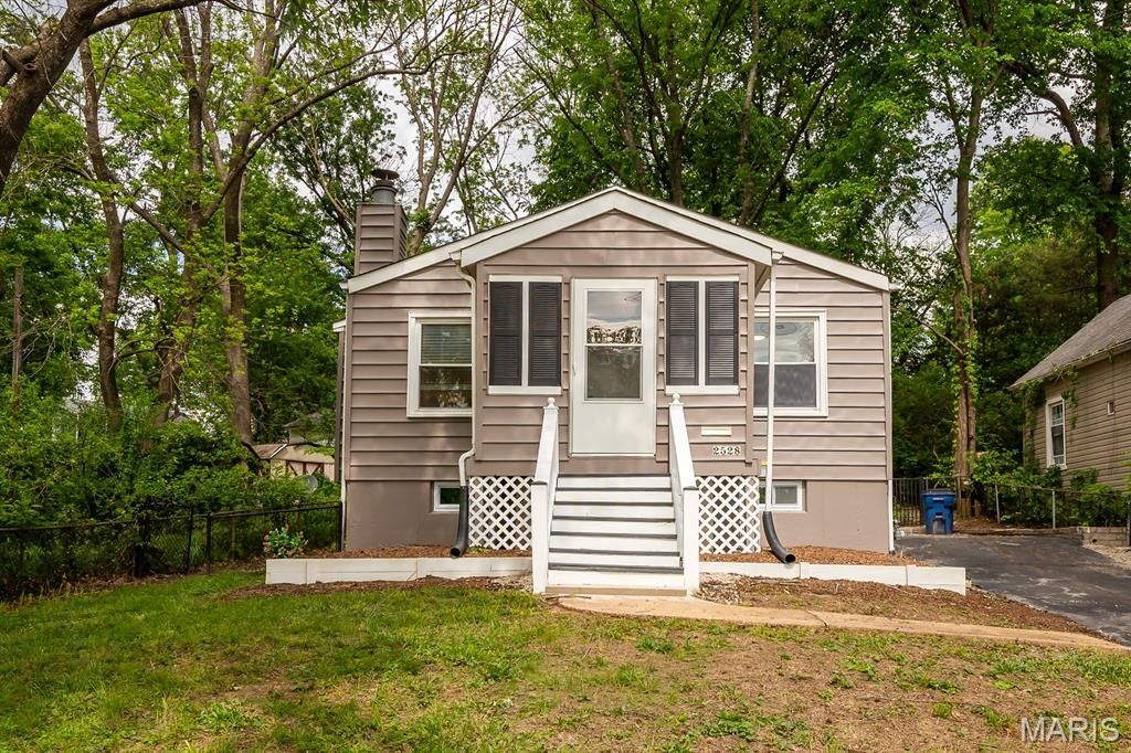 2528 Creve Coeur Drive, Brentwood, MO 63144