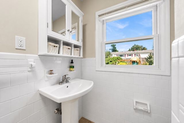 24 Kennedy St, Dartmouth, MA 02747