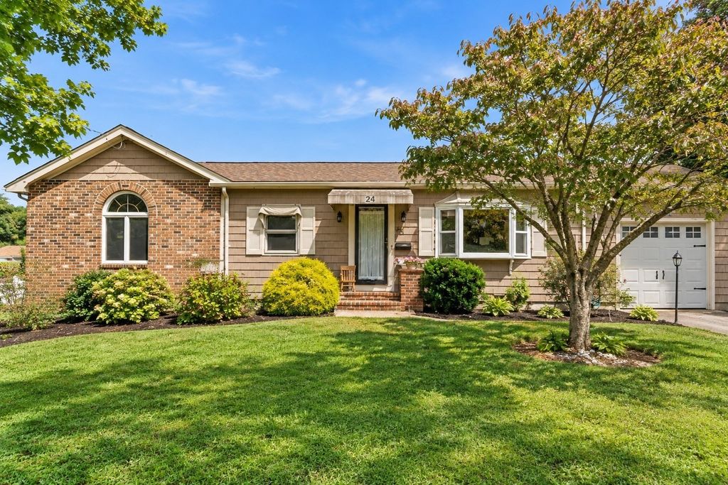 24 Kennedy St, Dartmouth, MA 02747