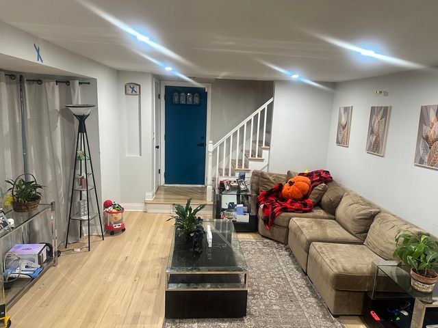 9939 S Paxton Avenue, Chicago, IL 60617