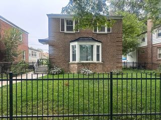 9939 S Paxton Avenue, Chicago, IL 60617