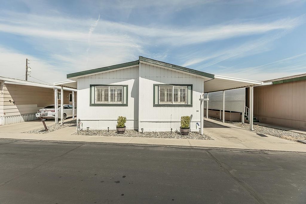 Image 1 of property listing at 1551 6th Ave # 35, Kingsburg, CA 93631