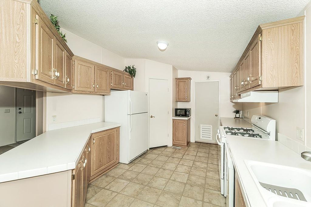 Image 14 of property listing at 1551 6th Ave # 35, Kingsburg, CA 93631