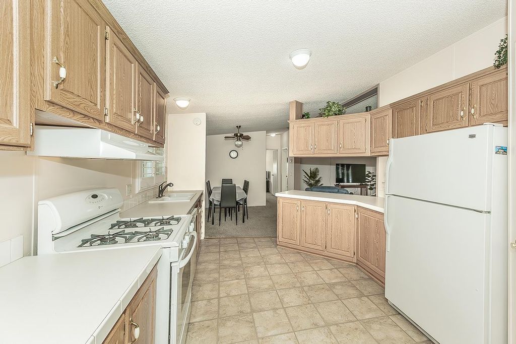 Image 15 of property listing at 1551 6th Ave # 35, Kingsburg, CA 93631