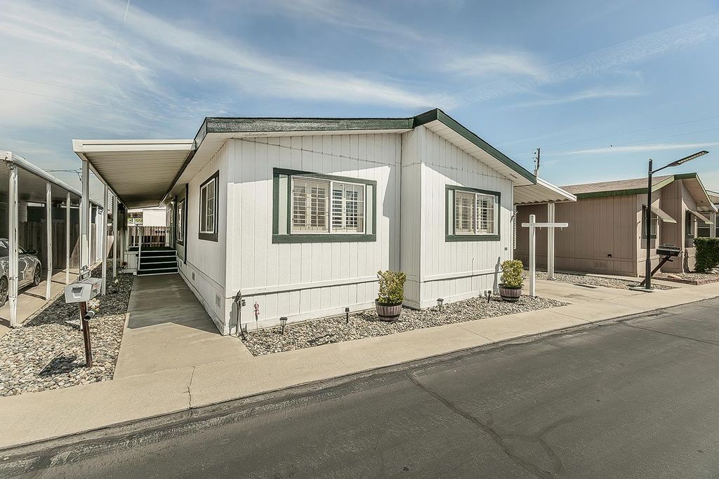 Image 2 of property listing at 1551 6th Ave # 35, Kingsburg, CA 93631