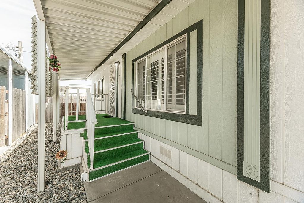Image 3 of property listing at 1551 6th Ave # 35, Kingsburg, CA 93631