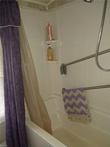 1017 Longstreet LN, Suffolk, VA 23437