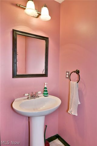 1323 Cedarwood Drive, Mineral Ridge, OH 44440