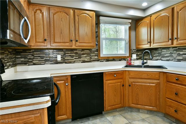1323 Cedarwood Drive, Mineral Ridge, OH 44440