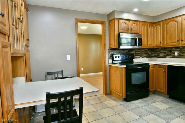 1323 Cedarwood Drive, Mineral Ridge, OH 44440