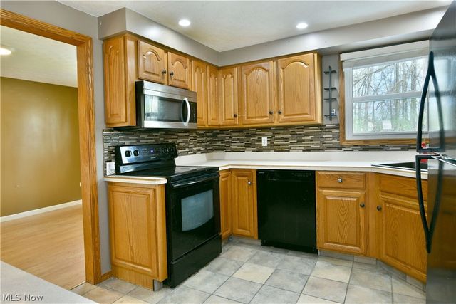 1323 Cedarwood Drive, Mineral Ridge, OH 44440