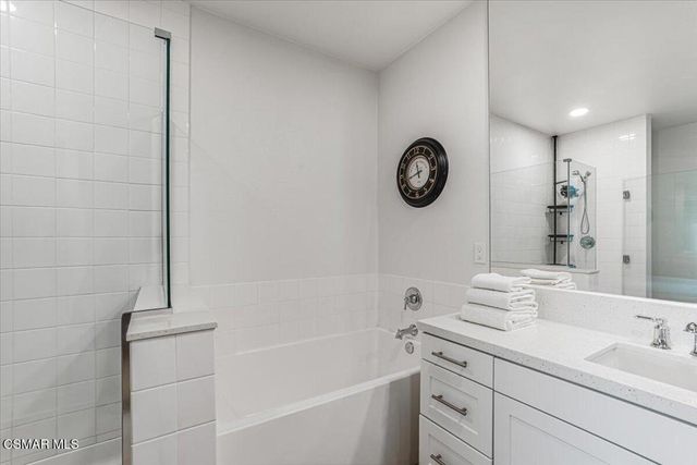 2870 Wagon Wheel Road 203, Oxnard, CA 93036