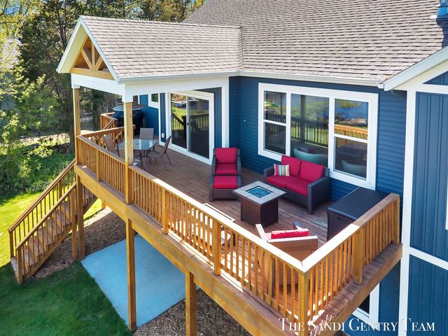 17940 Cove Street, Spring Lake, MI 49456