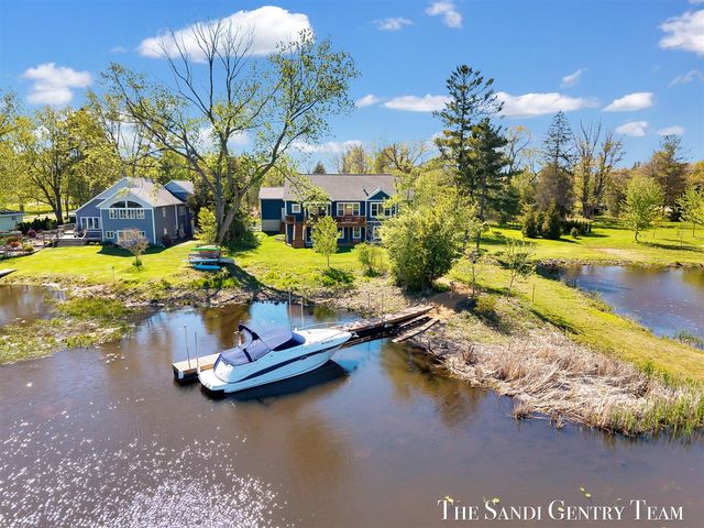 17940 Cove Street, Spring Lake, MI 49456
