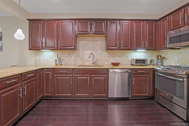 506 Trump Park, Shrub Oak, NY 10588