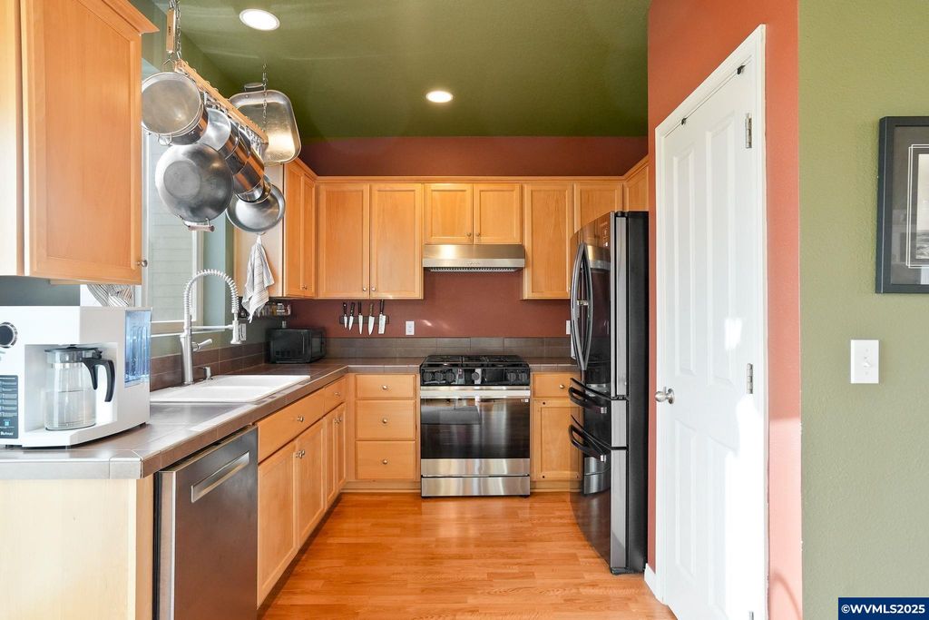 Image 11 of property listing at 3042 Flame Tree Ln NW, Albany, OR 97321