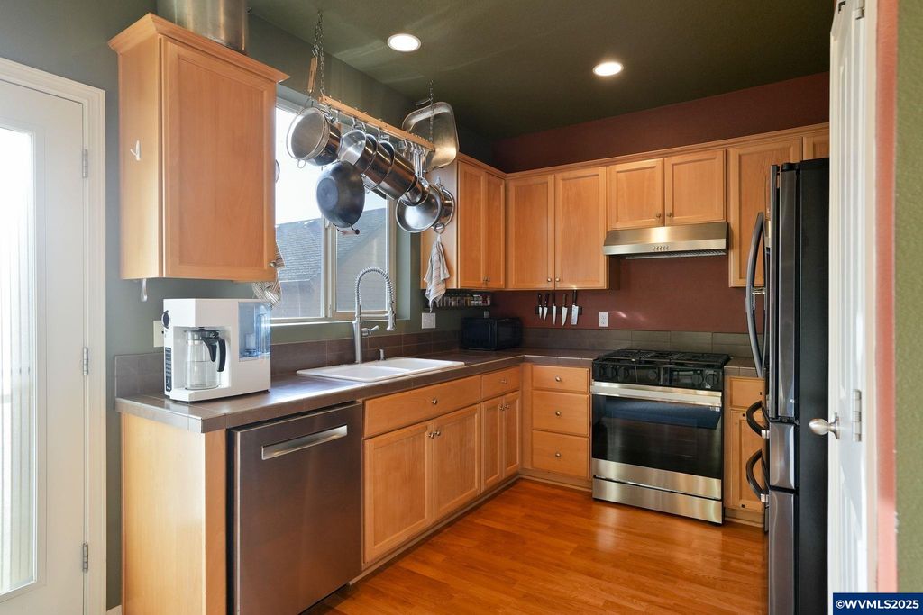 Image 12 of property listing at 3042 Flame Tree Ln NW, Albany, OR 97321