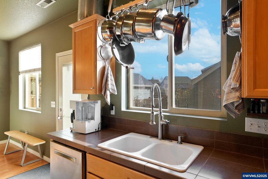 Image 13 of property listing at 3042 Flame Tree Ln NW, Albany, OR 97321