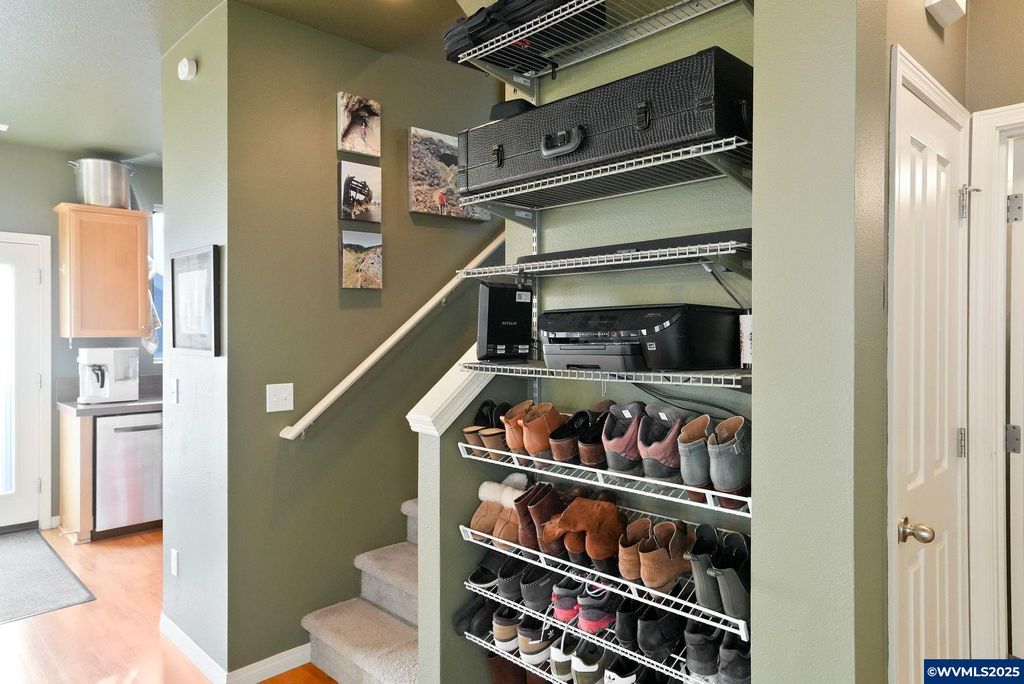 Image 16 of property listing at 3042 Flame Tree Ln NW, Albany, OR 97321