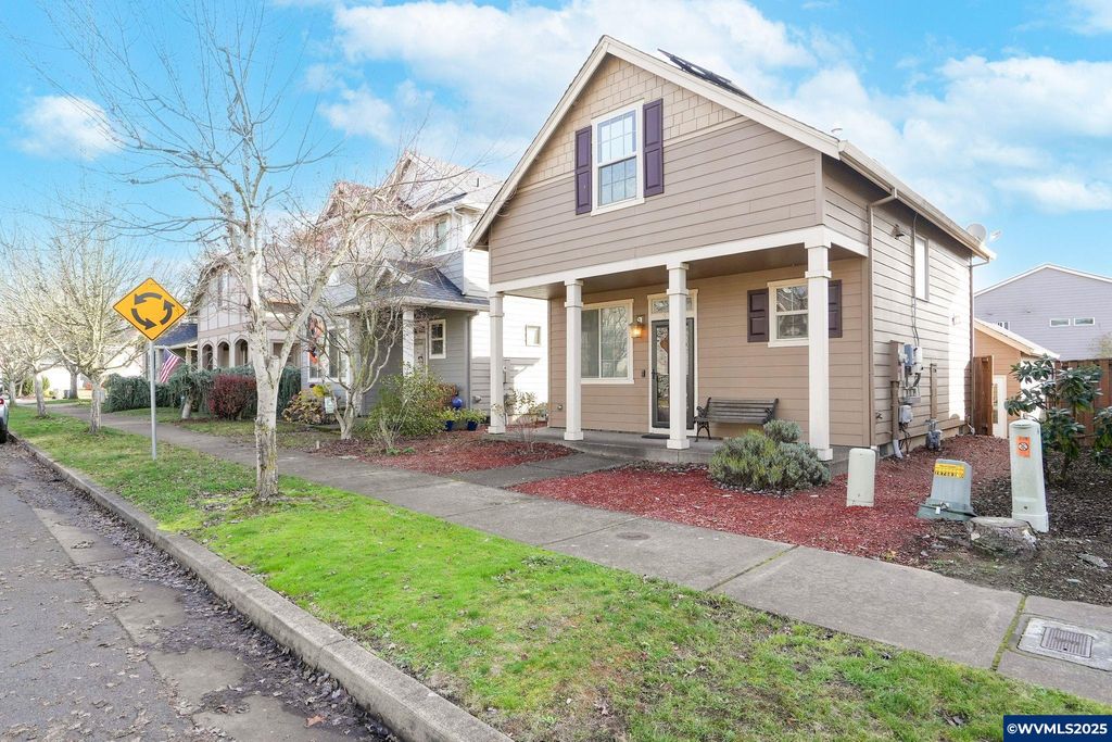 Image 2 of property listing at 3042 Flame Tree Ln NW, Albany, OR 97321