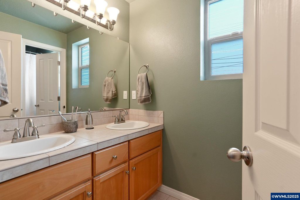 Image 20 of property listing at 3042 Flame Tree Ln NW, Albany, OR 97321