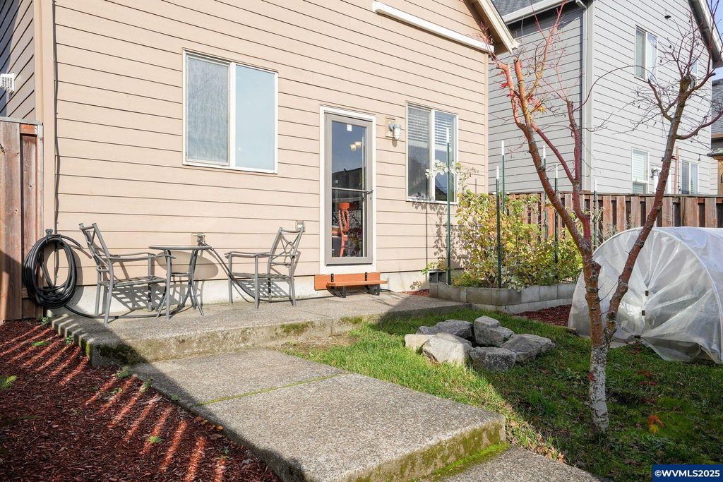 Image 26 of property listing at 3042 Flame Tree Ln NW, Albany, OR 97321