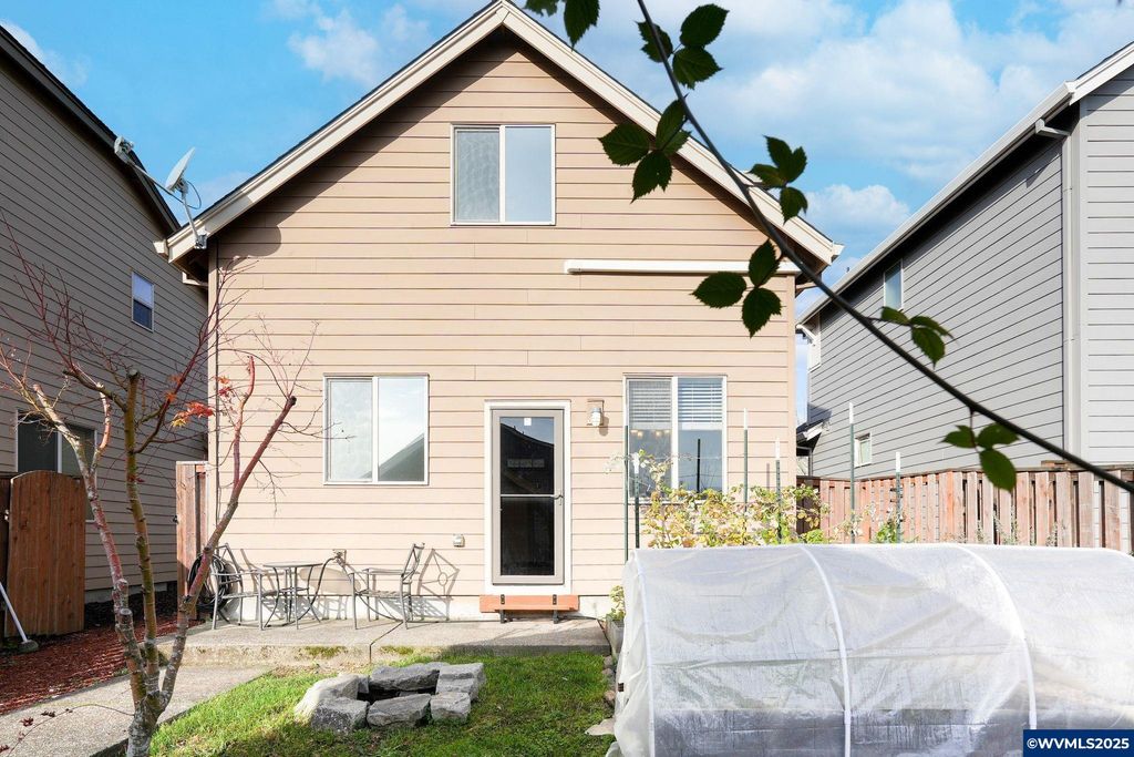 Image 27 of property listing at 3042 Flame Tree Ln NW, Albany, OR 97321