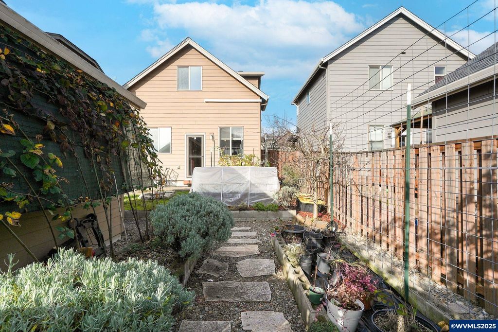 Image 28 of property listing at 3042 Flame Tree Ln NW, Albany, OR 97321