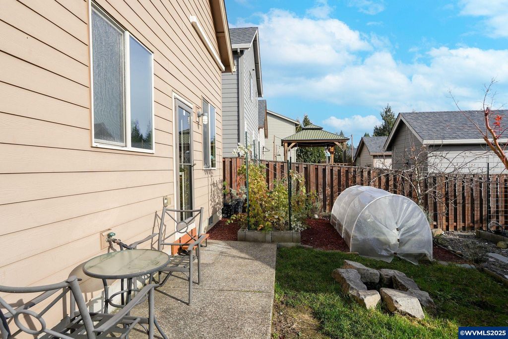 Image 29 of property listing at 3042 Flame Tree Ln NW, Albany, OR 97321