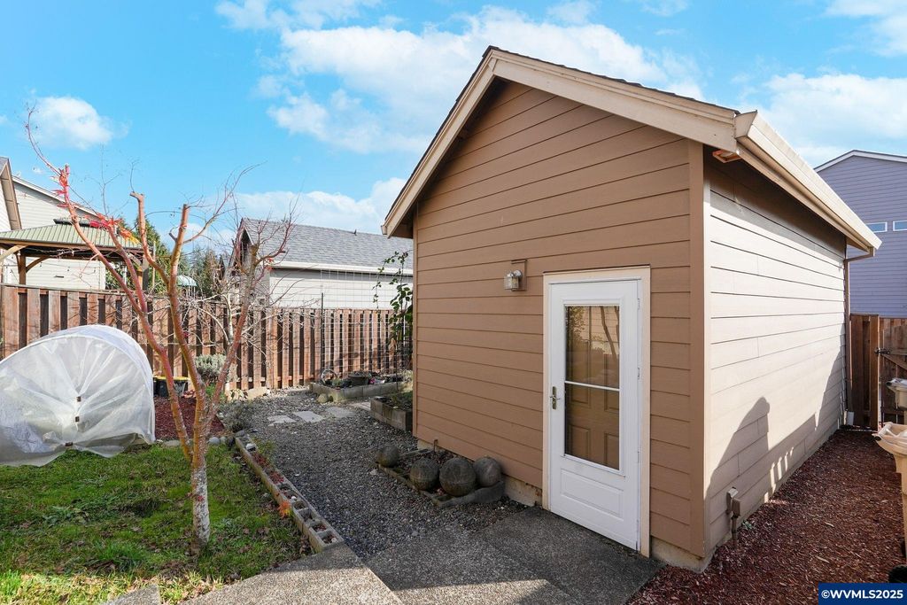 Image 30 of property listing at 3042 Flame Tree Ln NW, Albany, OR 97321