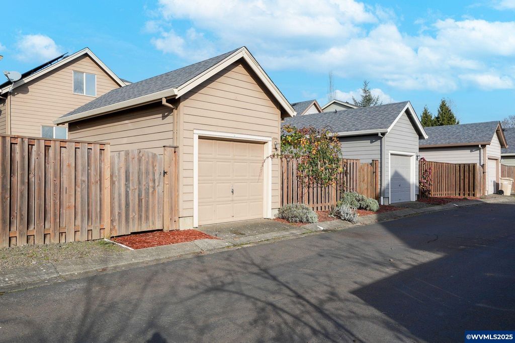 Image 32 of property listing at 3042 Flame Tree Ln NW, Albany, OR 97321