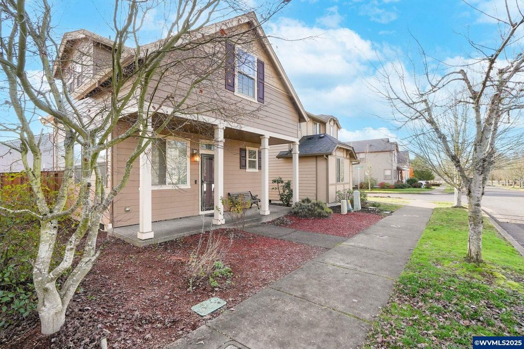 Image 4 of property listing at 3042 Flame Tree Ln NW, Albany, OR 97321