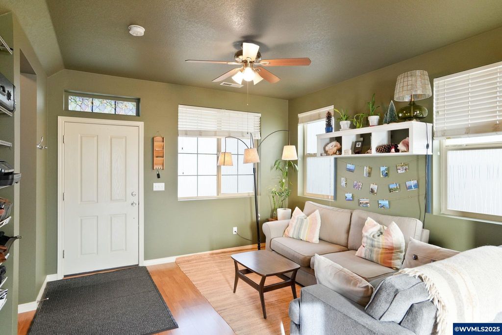 Image 6 of property listing at 3042 Flame Tree Ln NW, Albany, OR 97321