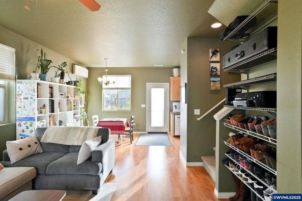 Image 7 of property listing at 3042 Flame Tree Ln NW, Albany, OR 97321