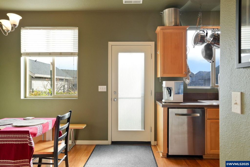 Image 9 of property listing at 3042 Flame Tree Ln NW, Albany, OR 97321