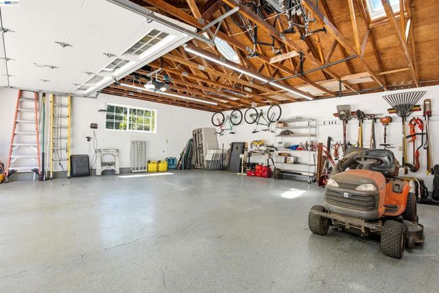 25477 Palomares Rd, Castro Valley, CA 94552