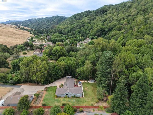 25477 Palomares Rd, Castro Valley, CA 94552