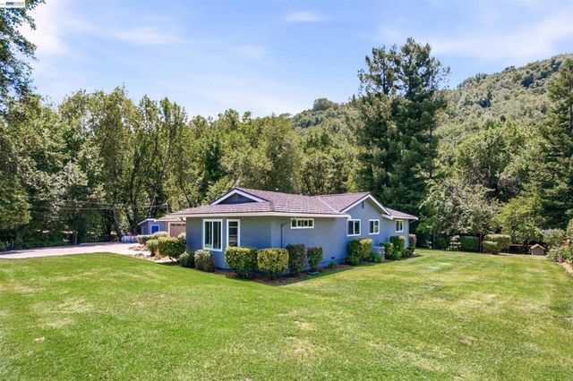 25477 Palomares Rd, Castro Valley, CA 94552