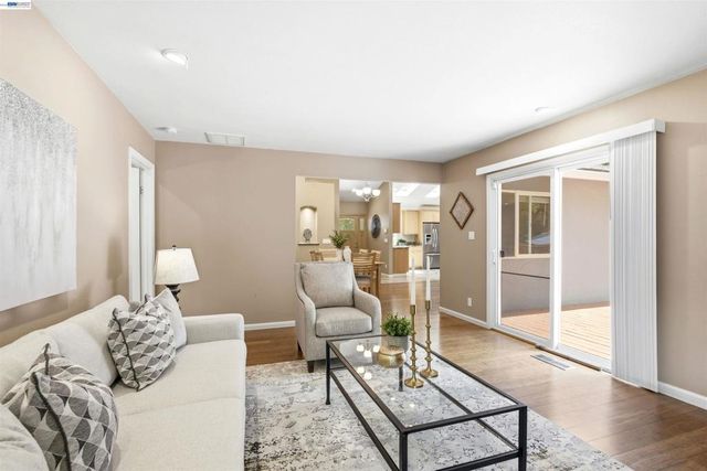 25477 Palomares Rd, Castro Valley, CA 94552
