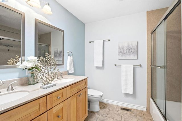 25477 Palomares Rd, Castro Valley, CA 94552