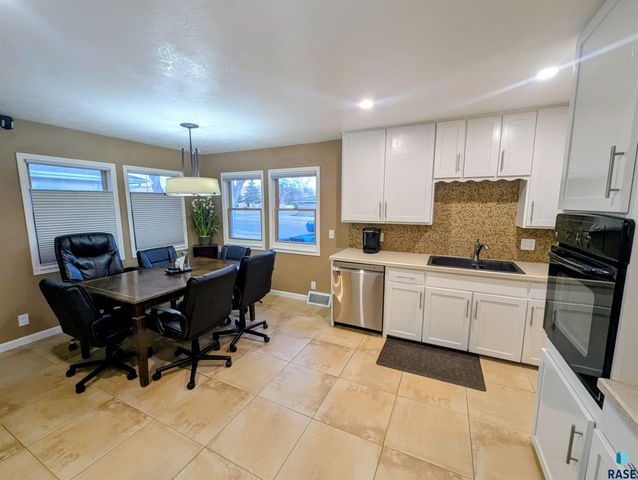 2405 S Lyndale Ave Avenue, Sioux Falls, SD 57105