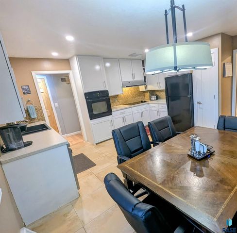 2405 S Lyndale Ave Avenue, Sioux Falls, SD 57105