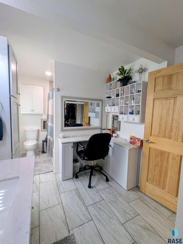 2405 S Lyndale Ave Avenue, Sioux Falls, SD 57105