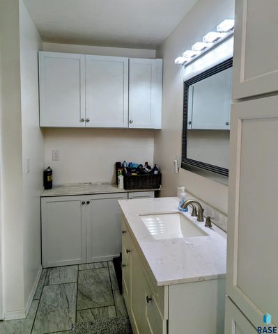 2405 S Lyndale Ave Avenue, Sioux Falls, SD 57105