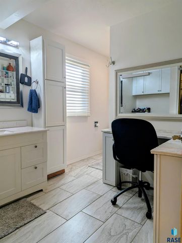 2405 S Lyndale Ave Avenue, Sioux Falls, SD 57105