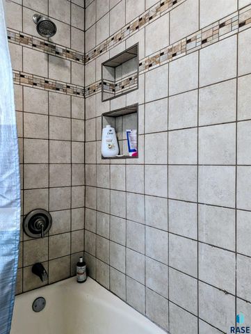 2405 S Lyndale Ave Avenue, Sioux Falls, SD 57105