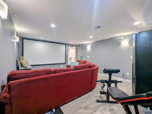 2405 S Lyndale Ave Avenue, Sioux Falls, SD 57105